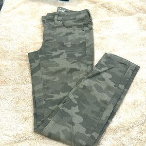 Women’s Size 00/24R Universal Thread (Target) Camo Jeans